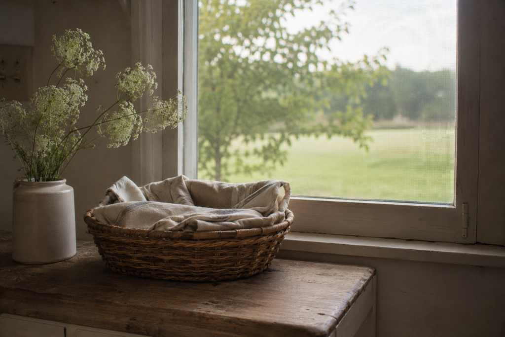 Simple basket of summer linen 